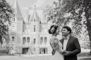 de jeunes mariés dans le parc du chateau pour une seance photo