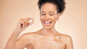 femme avec vitamine dans la main