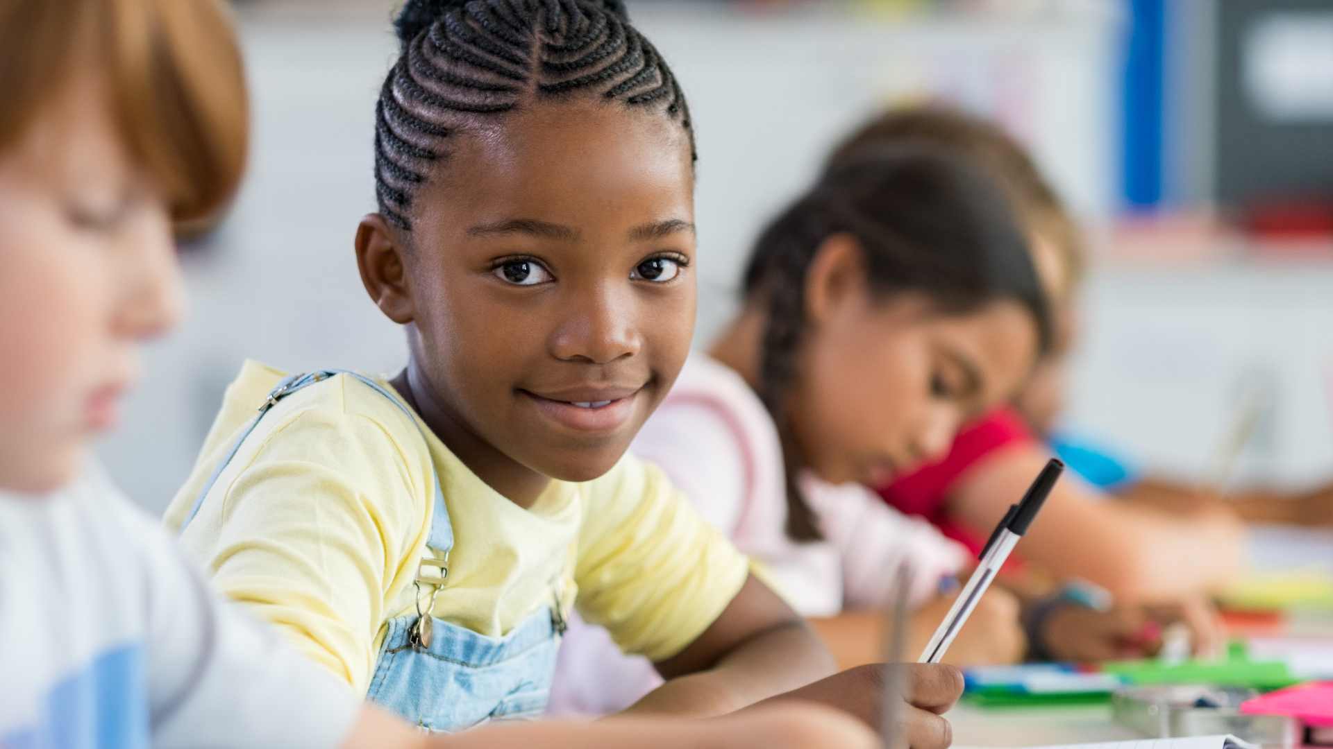 petite fille à l'école