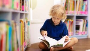 petit garçon entrain de lire