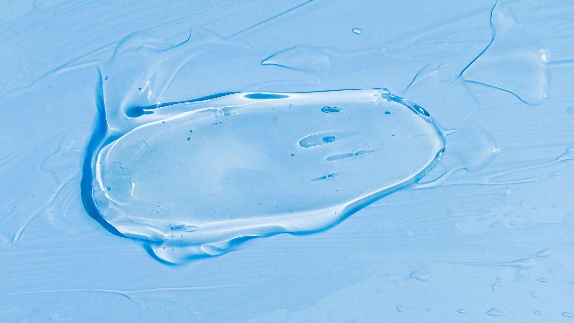 Sérum anti-âge sur fond bleu