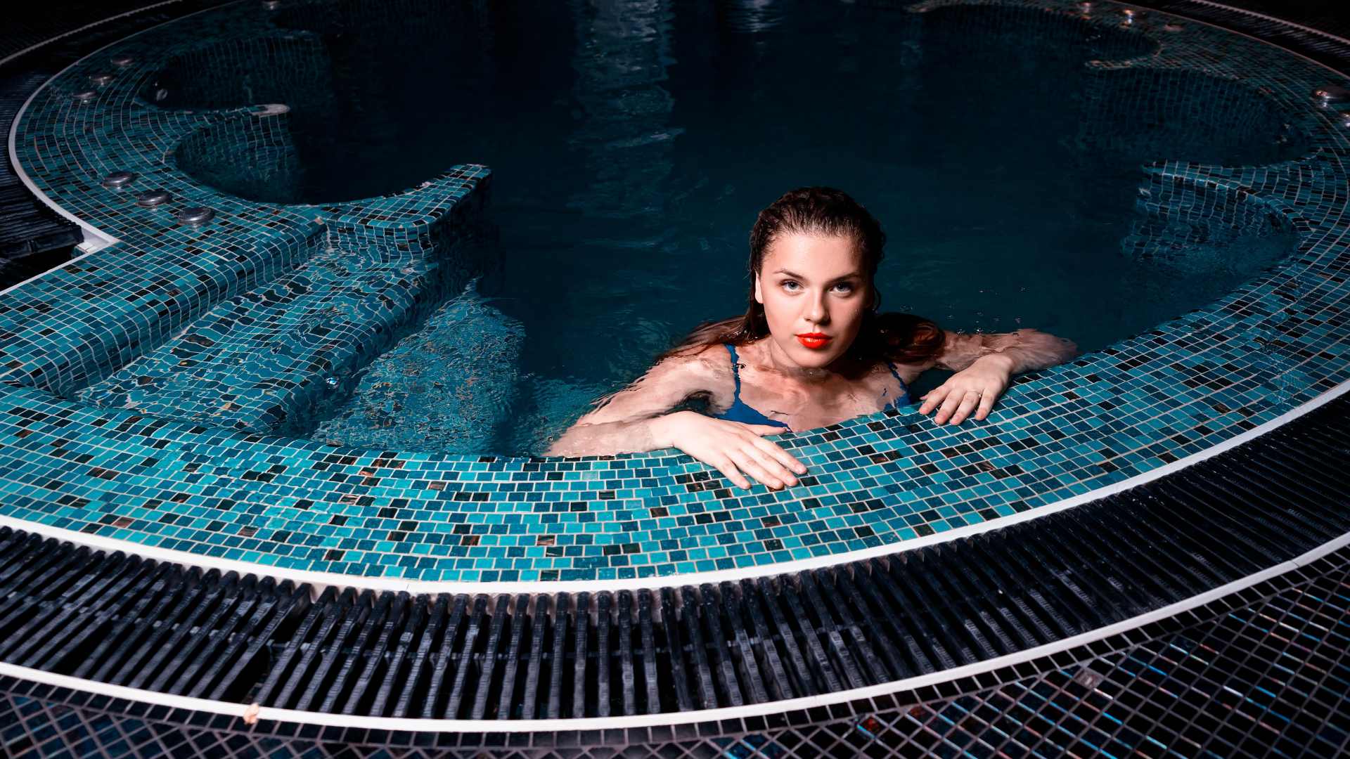 femme maquillé dans une piscine