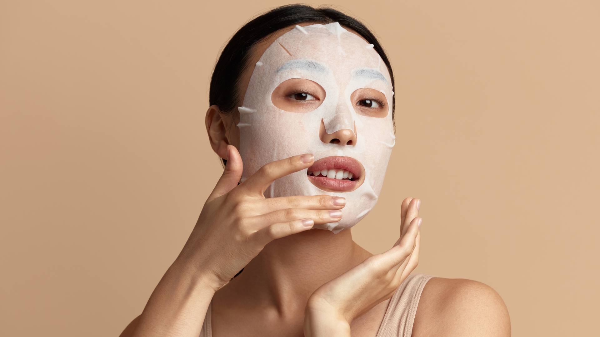 Femme avec un masque de beauté en tissu sur la tête