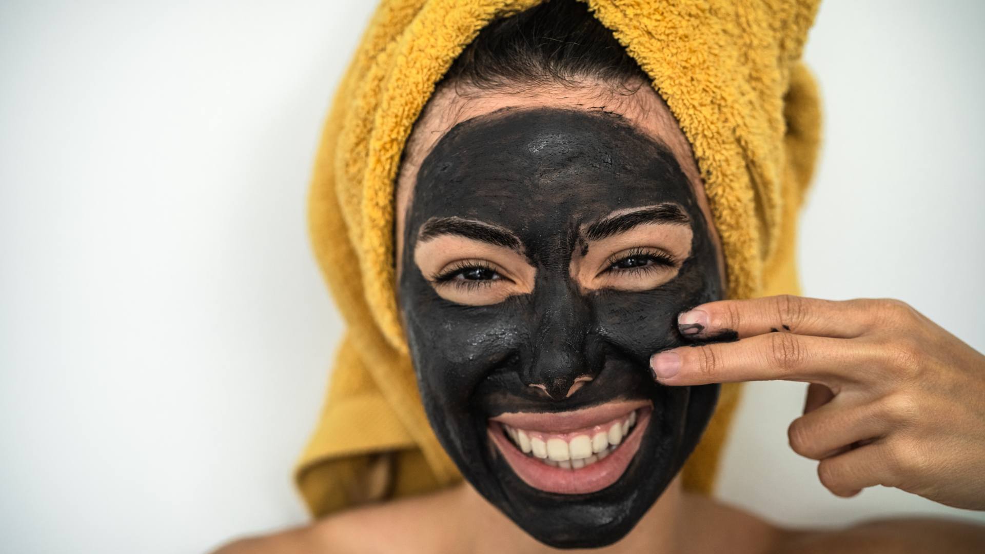 Femme avec un masque de beauté sur la tête