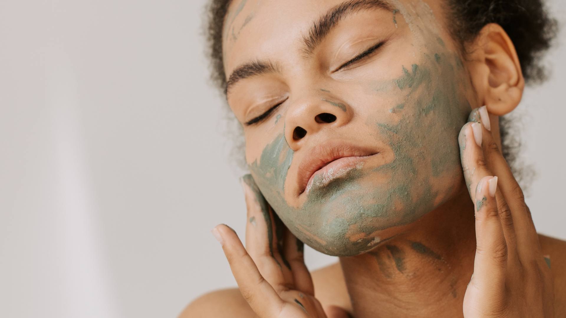 Femme avec un masque sur le visage