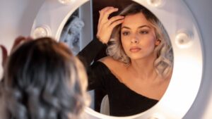 Femme qui se prépare