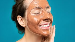 Femme avec un masque sur le visage
