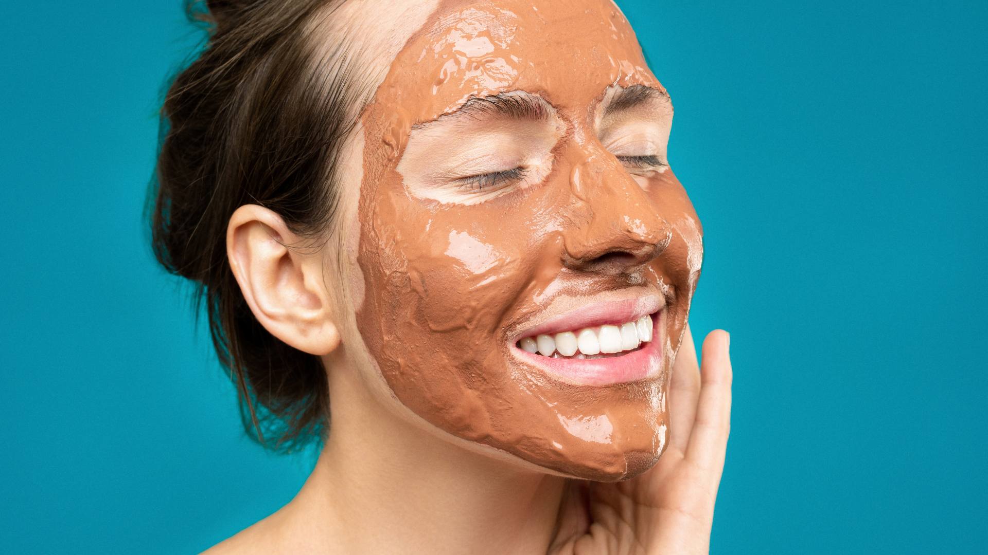 Femme avec un masque sur le visage